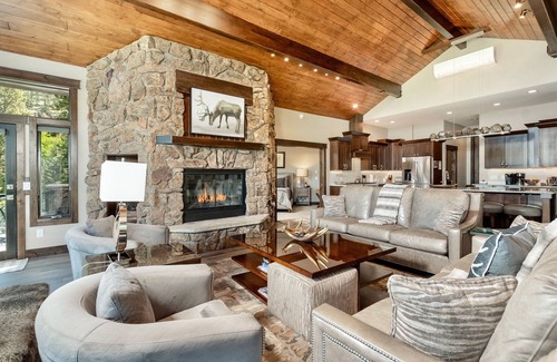 Windcliff Estates House | Hyler Mountain Lodge Vacation Home at Windcliff by RedAwning