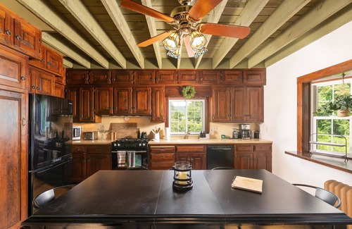 Intervale House | Hypedome|Pool|Hot Tub|Fire Pit|Bar|Play Room|Dogs