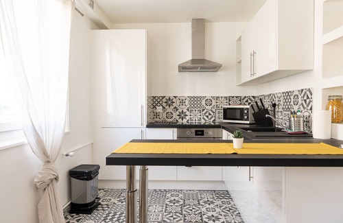 Annemasse Apartment | Hypercentre apartment - 20 mins from Geneva & parking
