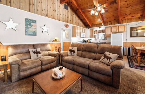 Sugarloaf Cabin | Hythe Cabin - Adorable Cabin, Fireplace, Deck, Barbecue