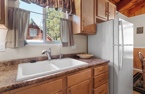 Sugarloaf Cabin | Hythe Cabin - Adorable Cabin, Fireplace, Deck, Barbecue