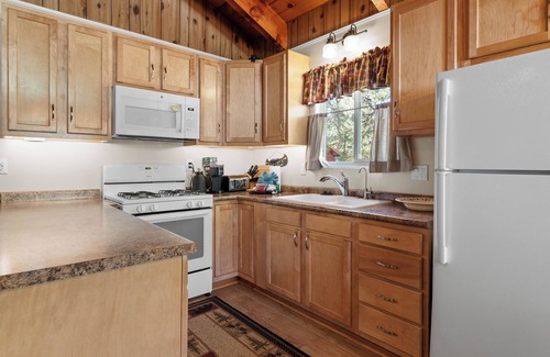 Sugarloaf Cabin | Hythe Cabin - Adorable Cabin, Fireplace, Deck, Barbecue