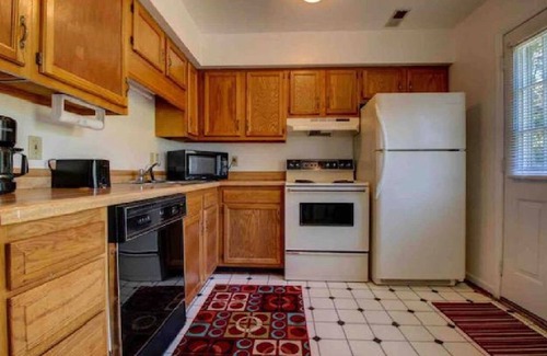 Roanoke House | I AM a Quiet, 2BR Townhouse w/Pets Considered near Downtown
