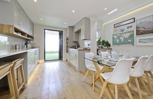 Shaftesbury House | I Came To Boogie - Four Bedroom House, Sleeps 9