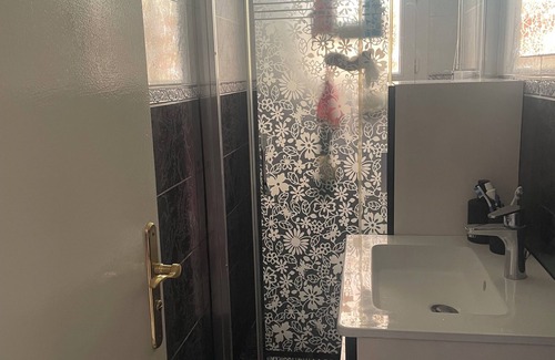 Saint-Sebastien-sur-Loire Condo | I rent a bedroom, a living room, a kitchen, a toilet and a shower room.