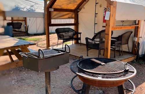 Prairie Lea House | #I Son's Blue River Camp - Glamping Cabin w/2 Queen Beds