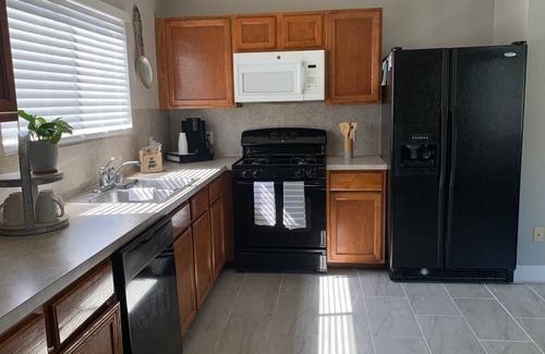 Kingwood House | IAH Airport, Mall, Hospital, restaurants, Gas stations, grocery stores, & park.