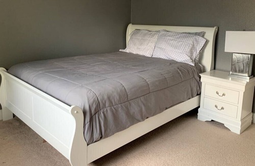 Kingwood House | IAH Airport, Mall, Hospital, restaurants, Gas stations, grocery stores, & park.