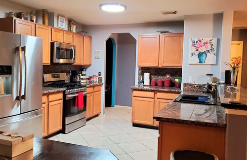 Houston House | ★ IAH Deluxe Getaway ★ PS5 * Pool Table * Karaoke