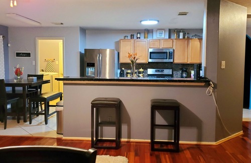 Houston House | ★ IAH Deluxe Getaway ★ PS5 * Pool Table * Karaoke
