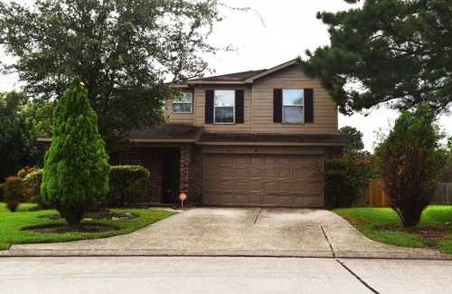 Houston House | ★ IAH Deluxe Getaway ★ PS5 * Pool Table * Karaoke