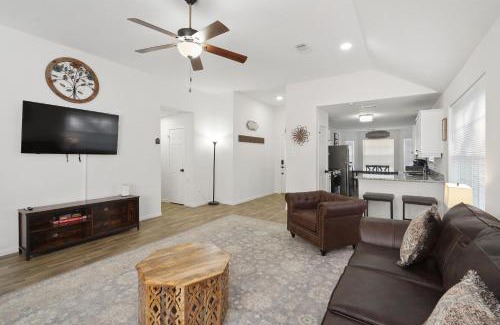 Humble House | IAH Place: 4 bed, patio-sleeps 8+