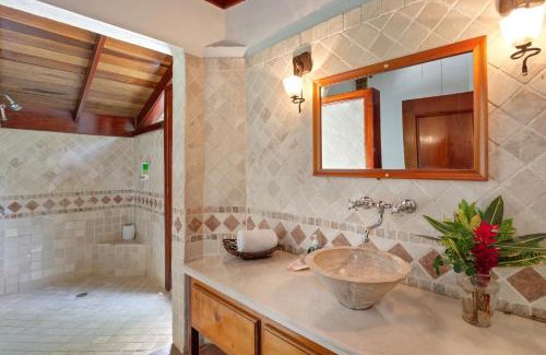 Belmopan Hotel | Ian Anderson Caves Branch Jungle Lodge