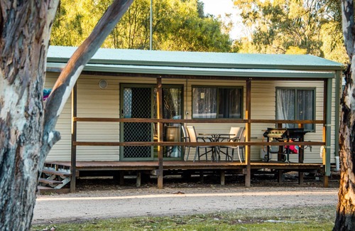 Strathmerton Cabin | IBIS Cabin, Sleeps 6, 3 bedroom, 1 x bathroom, living and kitchen,BBQ Deck Area.