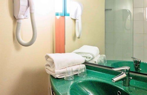 Bron Hotel | ibis Lyon Est Bron