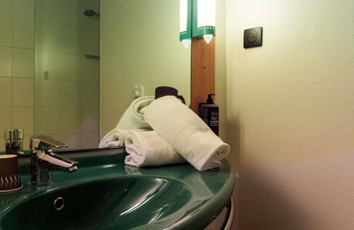 Bron Hotel | ibis Lyon Est Bron