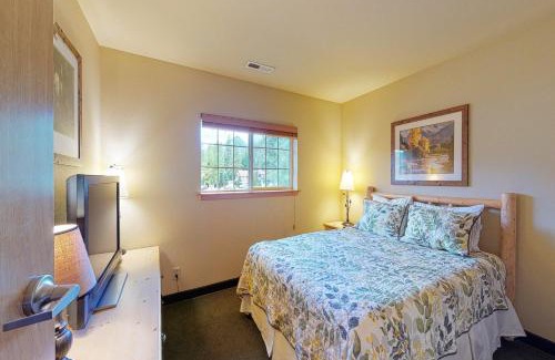 Downtown Leavenworth Apartment | Icicle Village Resort 507 & 508: Alpine Reflections