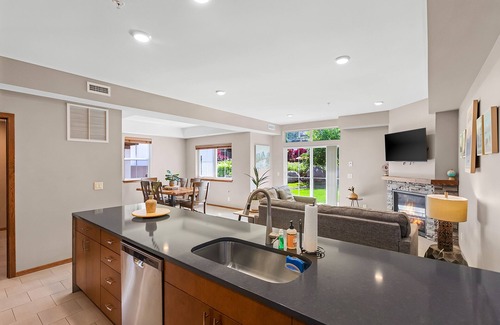 Downtown Leavenworth Apartment | Icicle Village Winter Wonderland. Pool