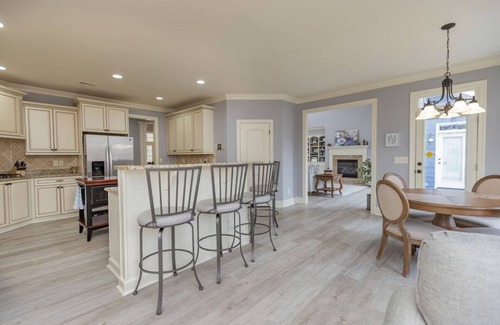 Macon House | "Icing on the Lake" Hot Tub, Theater, Gym, Fire Pit, Lily pad, Pool table!
