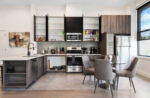 Orange Hotel | Iconic! 2BR Kind bed! 40 MIN NYC