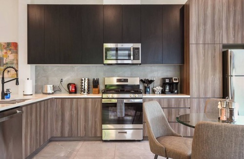 Orange Hotel | Iconic! 2BR Kind bed! 40 MIN NYC
