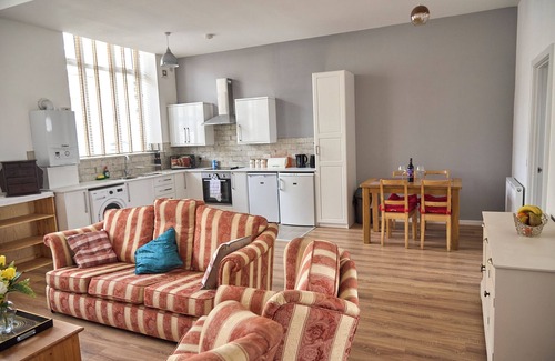 Littleborough House | Iconic Apartment in 1906 Dance Hall – Central Littleborough
