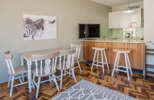 Cape Town City Centre Apartment | Iconic Architecture With Sweeping Mountain Views!