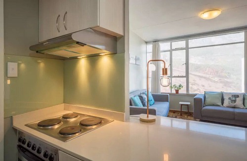 Cape Town City Centre Apartment | Iconic Architecture With Sweeping Mountain Views!