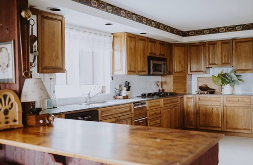 Londonderry House | Iconic Hilltop Chalet on Magic Mountain- Mountain Views-Family-Friendly Escape