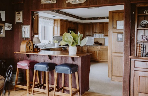 Londonderry House | Iconic Hilltop Chalet on Magic Mountain- Mountain Views-Family-Friendly Escape