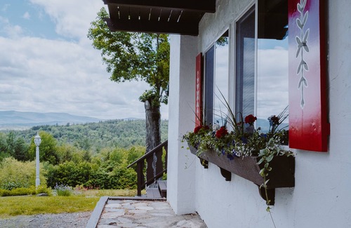 Londonderry House | Iconic Hilltop Chalet on Magic Mountain- Mountain Views-Family-Friendly Escape