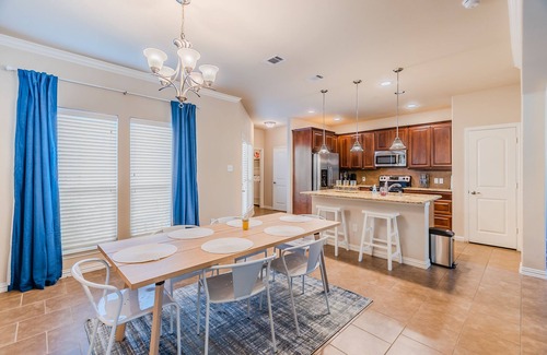 Irving House | Iconic Irving 3BD Home w/King Bd Near DFW+Airport