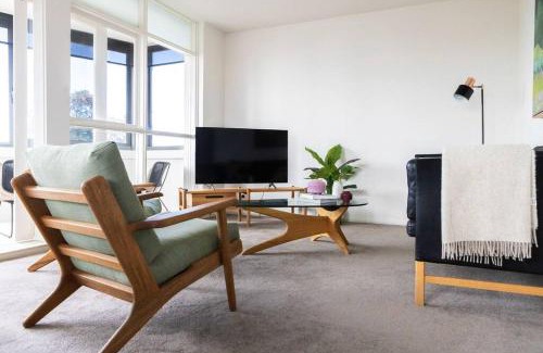 Geelong Apartment | Iconic Mid-century modern, waterfront apartment
