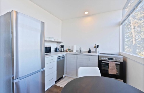 Cliff - Cannon Apartment | Iconic Modern Stay w/Free Parking Walk 2 Hospital
