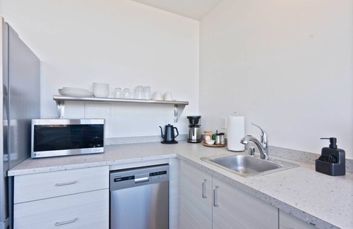 Cliff - Cannon Apartment | Iconic Modern Stay w/Free Parking Walk 2 Hospital