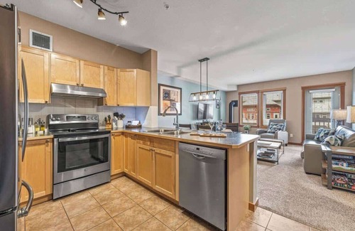 Cougar Creek Condo | Iconic Mountain Views 2BR/2Bth/Pool/HotTub/BBQ