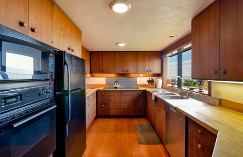 Cayucos House | Iconic Oceanfront Cayucos Beach Home, Panoramic View Room, Direct Beach Access!