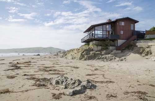 Cayucos House | Iconic Oceanfront Cayucos Beach Home, Panoramic View Room, Direct Beach Access!