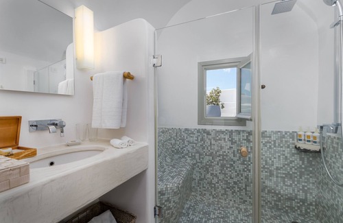 Imerovigli Hotel | Iconic Santorini by Sandglass