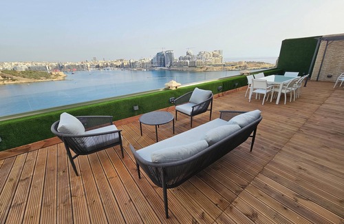 Valletta House | Iconic Terrace w/stunning sea view, 3 bedrooms , 3 bathrooms, entire apartment.