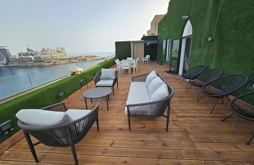 Valletta House | Iconic Terrace w/stunning sea view, 3 bedrooms , 3 bathrooms, entire apartment.