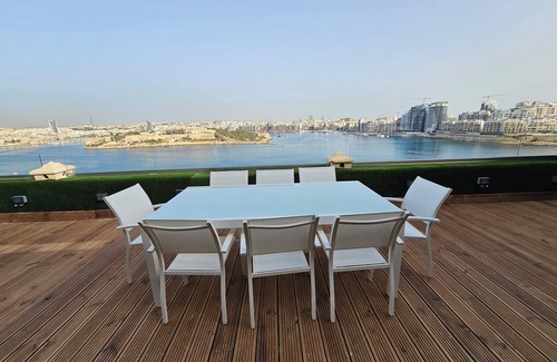 Valletta House | Iconic Terrace w/stunning sea view, 3 bedrooms , 3 bathrooms, entire apartment.