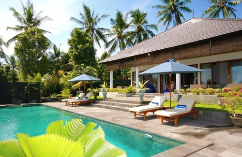 Kalibukbuk Villa | Villa Luna with a view of the sea and various terraces in a quiet area