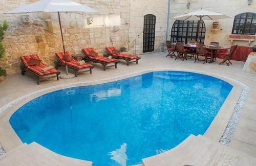 Ħal Bisbut House | Id-Dwejra House of Character with private pool and Jaccuzi