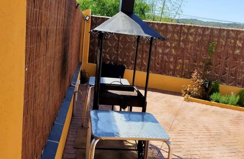 San Martin de Valdeiglesias House | Ideal for family and friends near the reservoir of San Juan, barbecue, terrace, etc.
