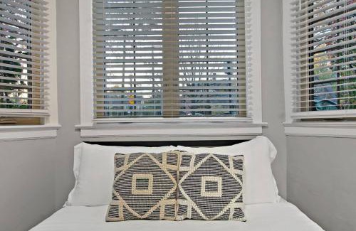 Evanston Apartment | Ideal 1-Bedroom Apartment - Hartrey G