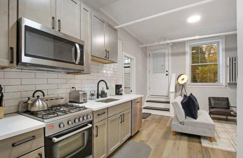 Evanston Apartment | Ideal 1-Bedroom Apartment - Hartrey G