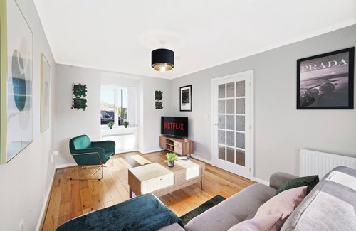 Wolverhampton House | Ideal 3 bed House in Wolverhampton - Parking