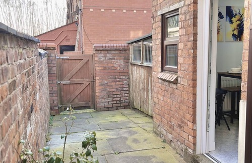 Wigan House | Ideal 3 bed pay-as-you-stay home in Wigan sleeps 6