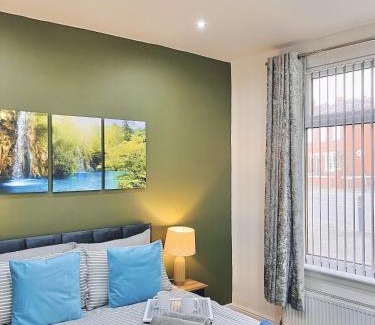 Wigan House | Ideal 3 bed pay-as-you-stay home in Wigan sleeps 6